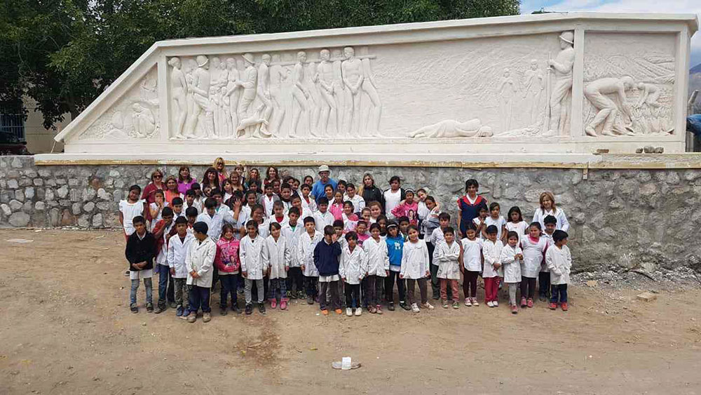 Maestre e allievi della Scuola Luis Vernet, con Raffaele Beretta, di fronte alla “Depoortazione degli huarpes”.