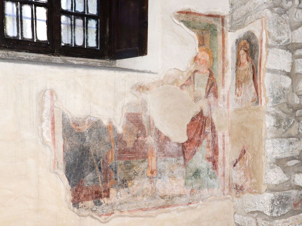 Chiesa di San Pietro: crocifissione con sant'Antonio Abate e san Pietro e, a destra, santa Caterina.jpg