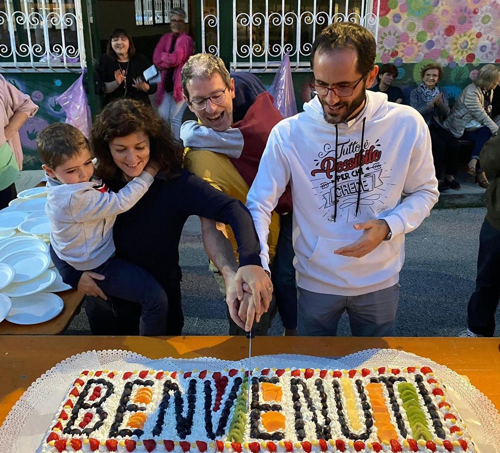 Annalisa Flavio con i loro figli e don Gabriele nel giorno del loro ingresso presso la comunità pastorale San Giovanni Battista