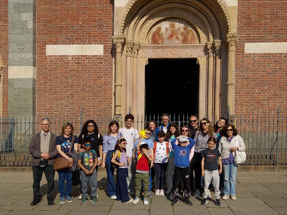 Il gruppo di bambini, catechisti e adulti che hanno partecipato alla giornata