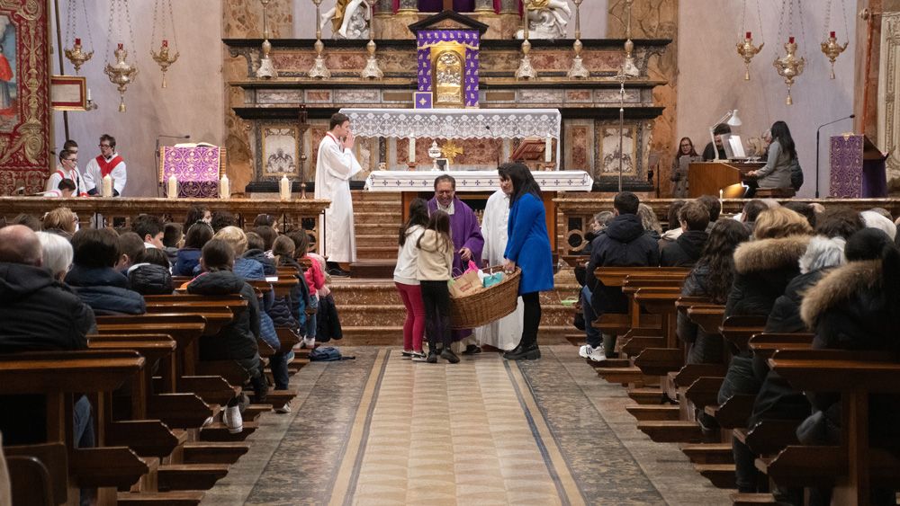 Il momento dell'offertorio con la consegna di quanto raccolto per Caritas parrocchiale da parte dei bimbi del catechismo