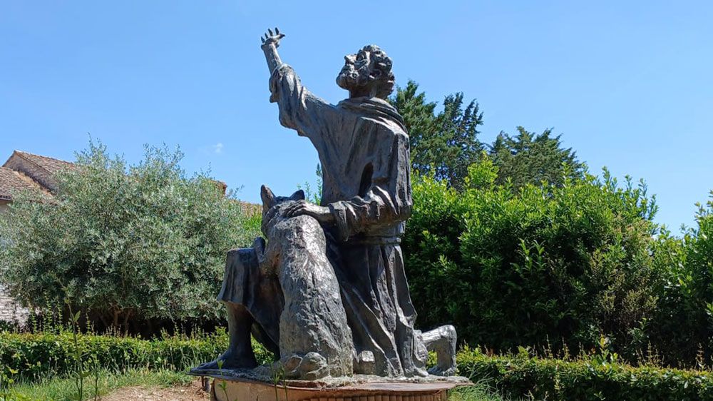 Il monumento a san Francesco e il lupo di Roberto Bellucci a Gubbio