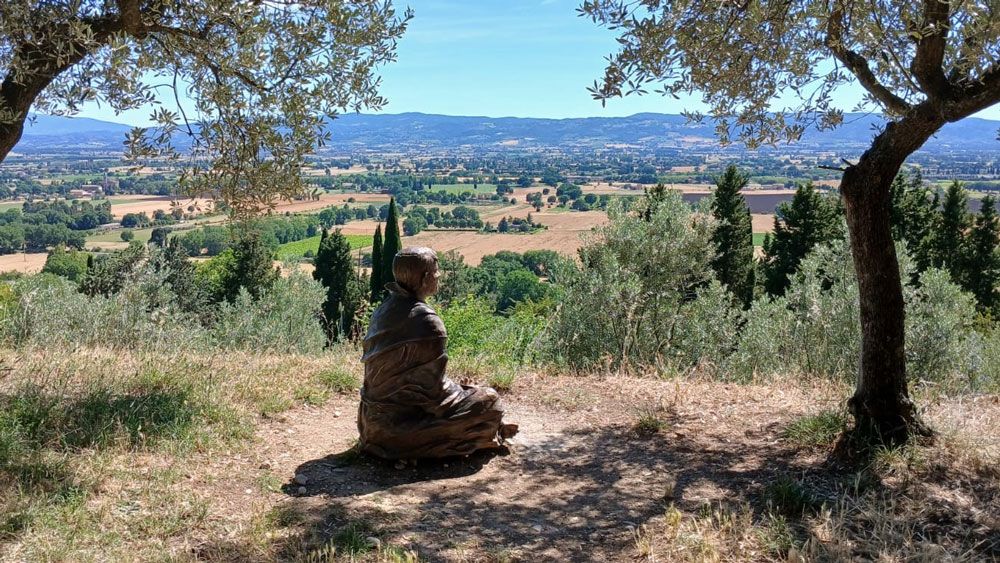 La statua di san Francesco vicino alla chiesa di S. Damiano ad Assisi