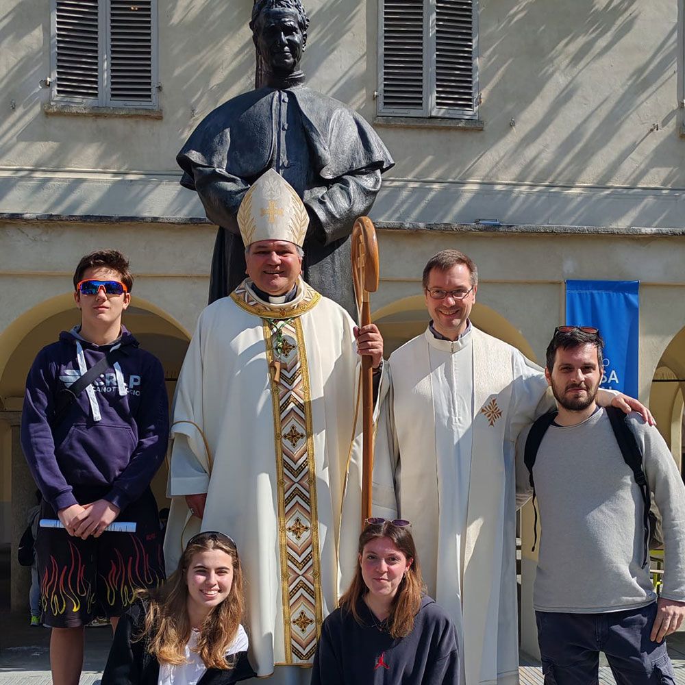 Con il vescovo ausiliare di Milano monsignor Luca Raimondi sotto la statua di don Bosco posta nei pressi della Basilica Santa Maria Ausiliatrice